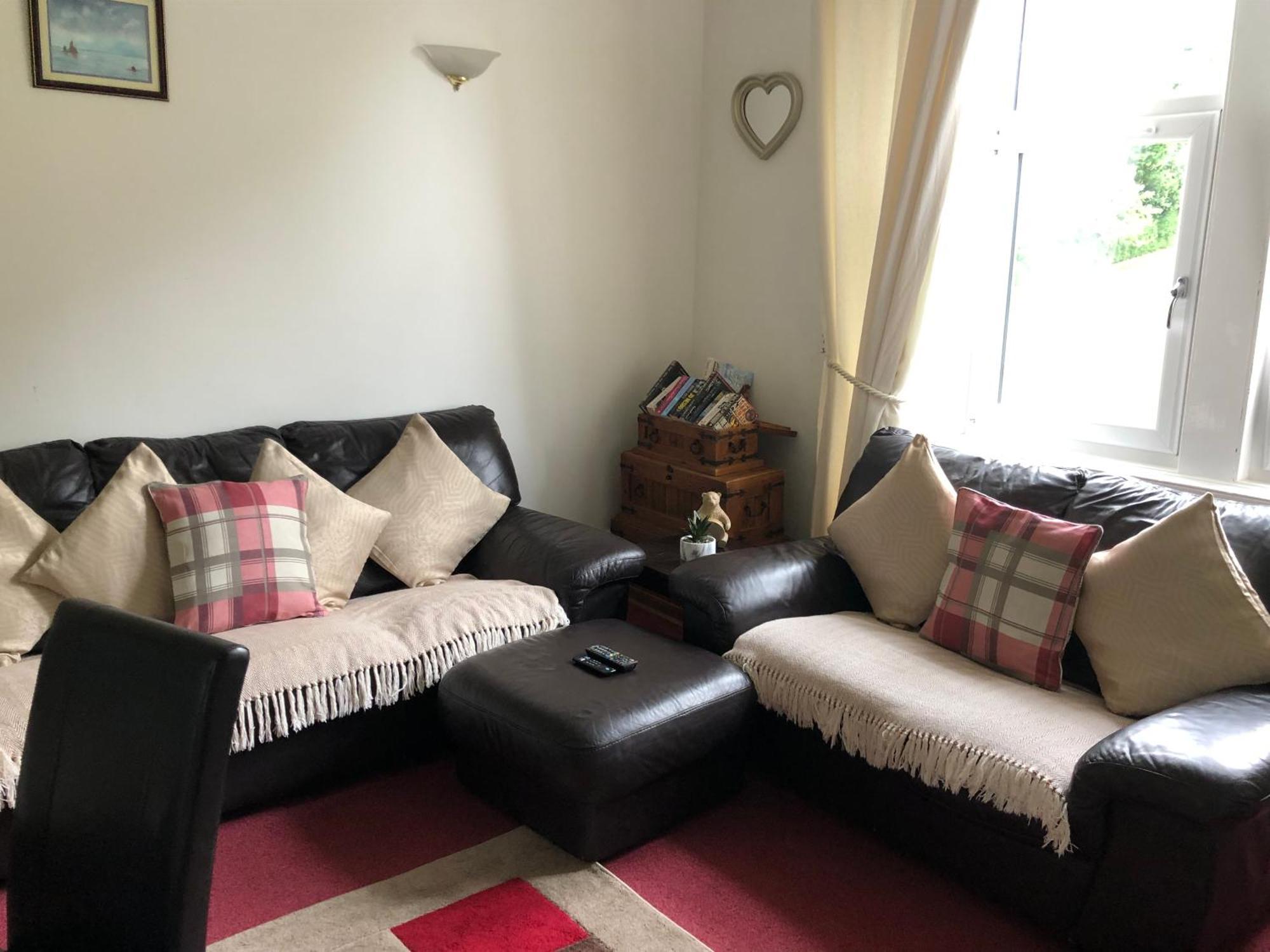 Captivating 2-Bed Apartment In Isle Of Bute 罗撒西 外观 照片